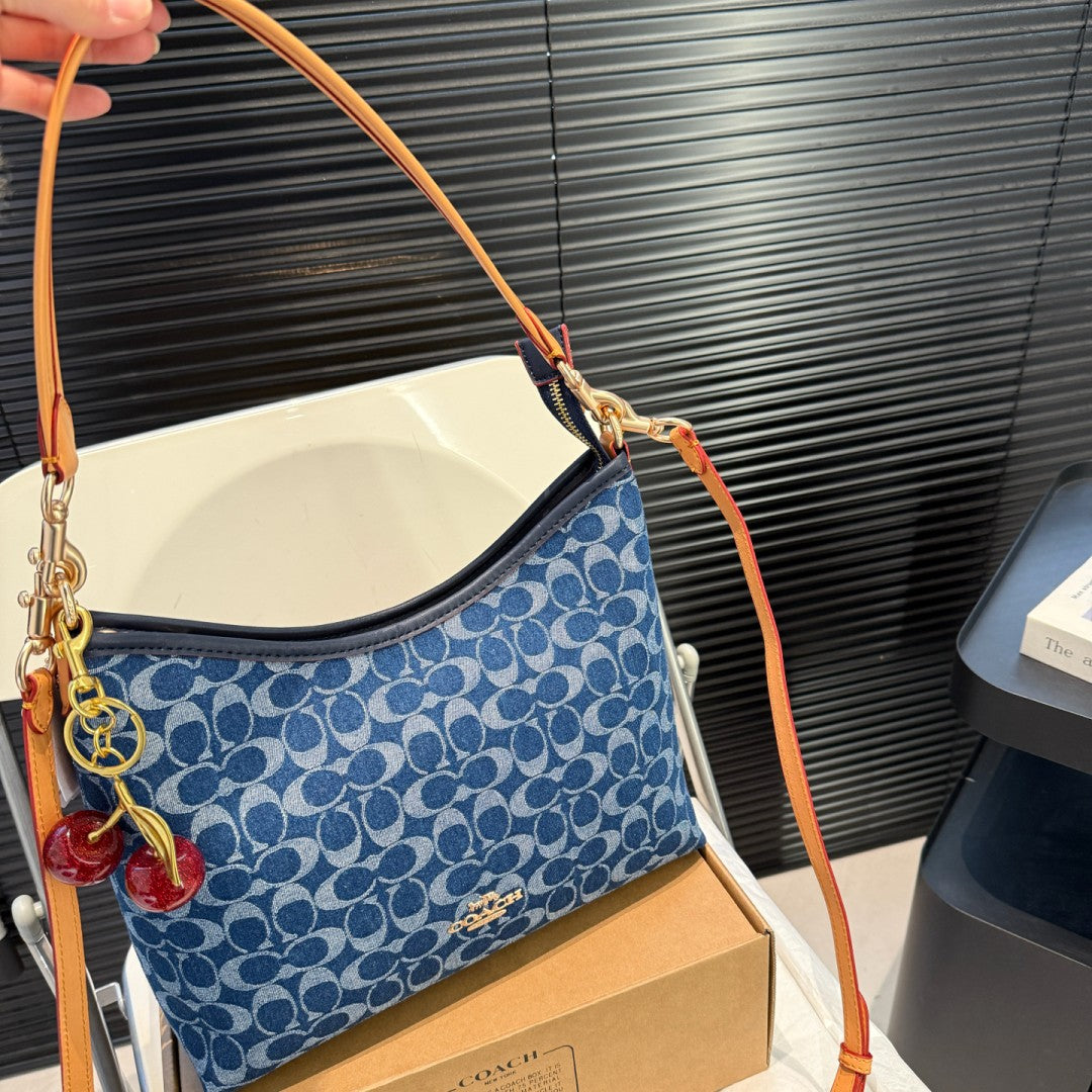 COACH チェリーチャーム付きデニムハンドバッグ