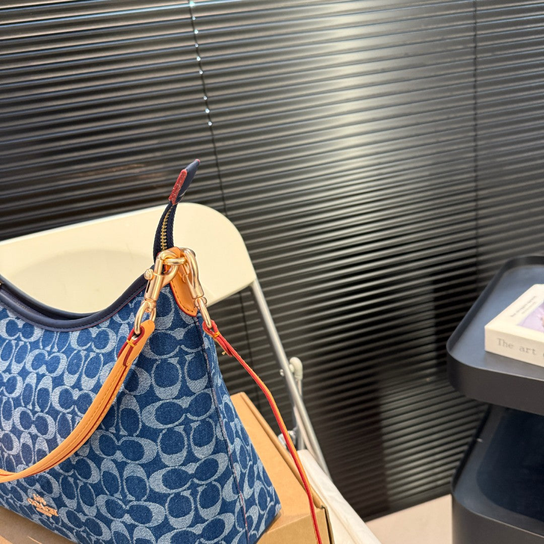 COACH チェリーチャーム付きデニムハンドバッグ