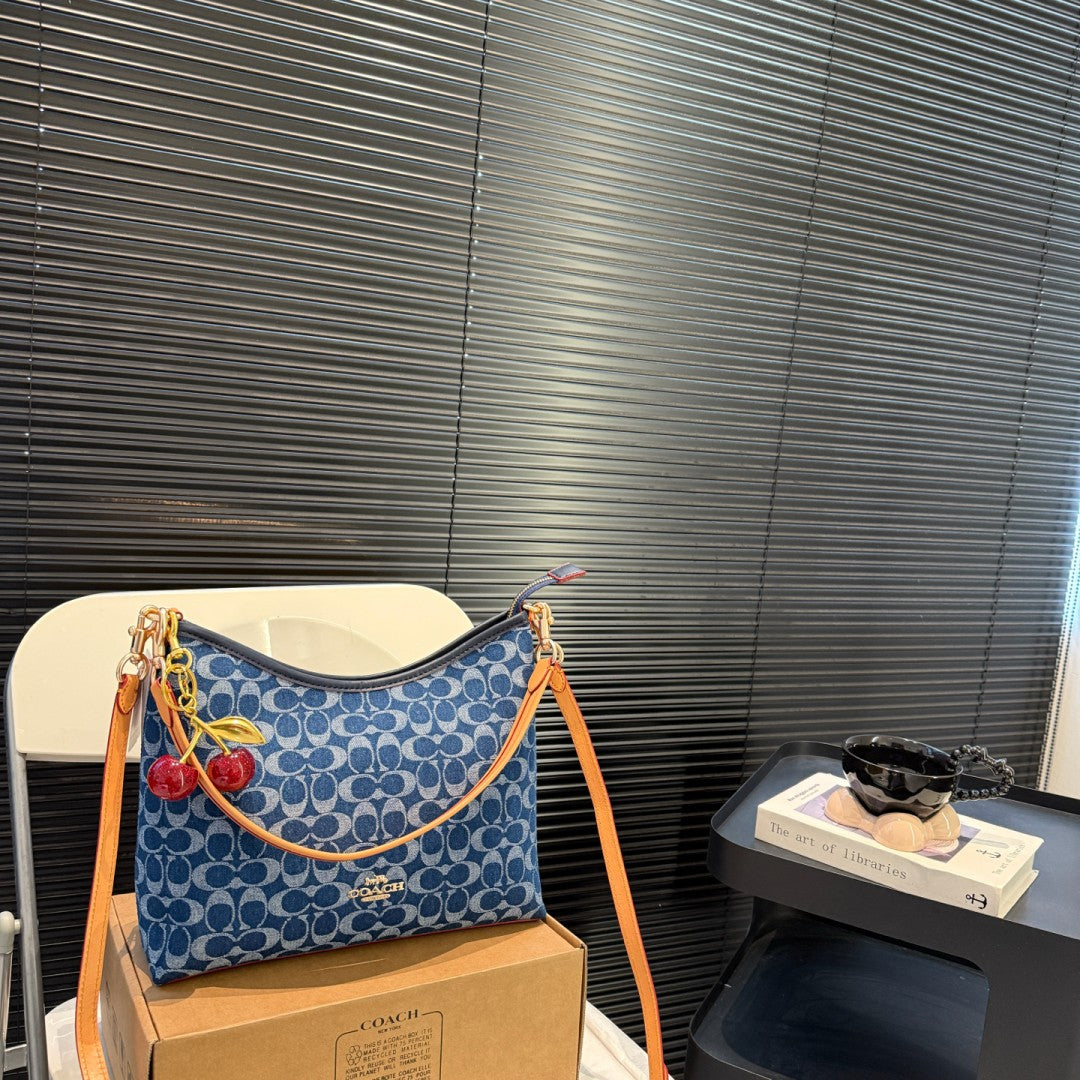 COACH チェリーチャーム付きデニムハンドバッグ