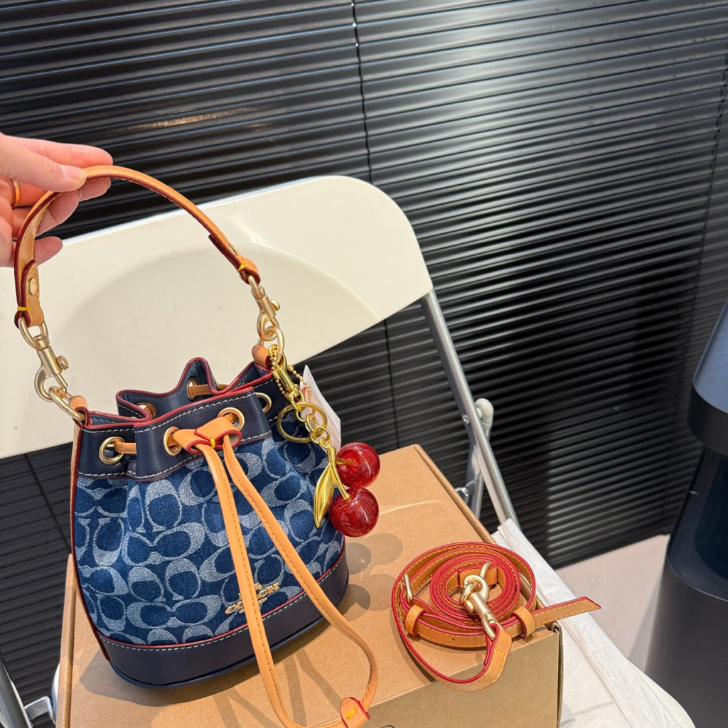 COACH チェリーチャーム付きデニムバケットバッグ