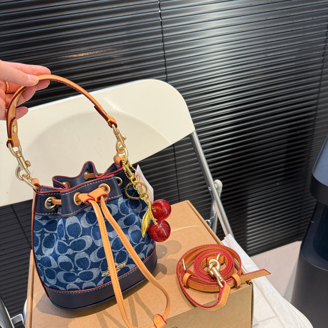 COACH チェリーチャーム付きデニムバケットバッグ