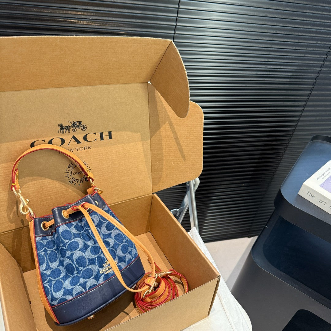 COACH チェリーチャーム付きデニムバケットバッグ