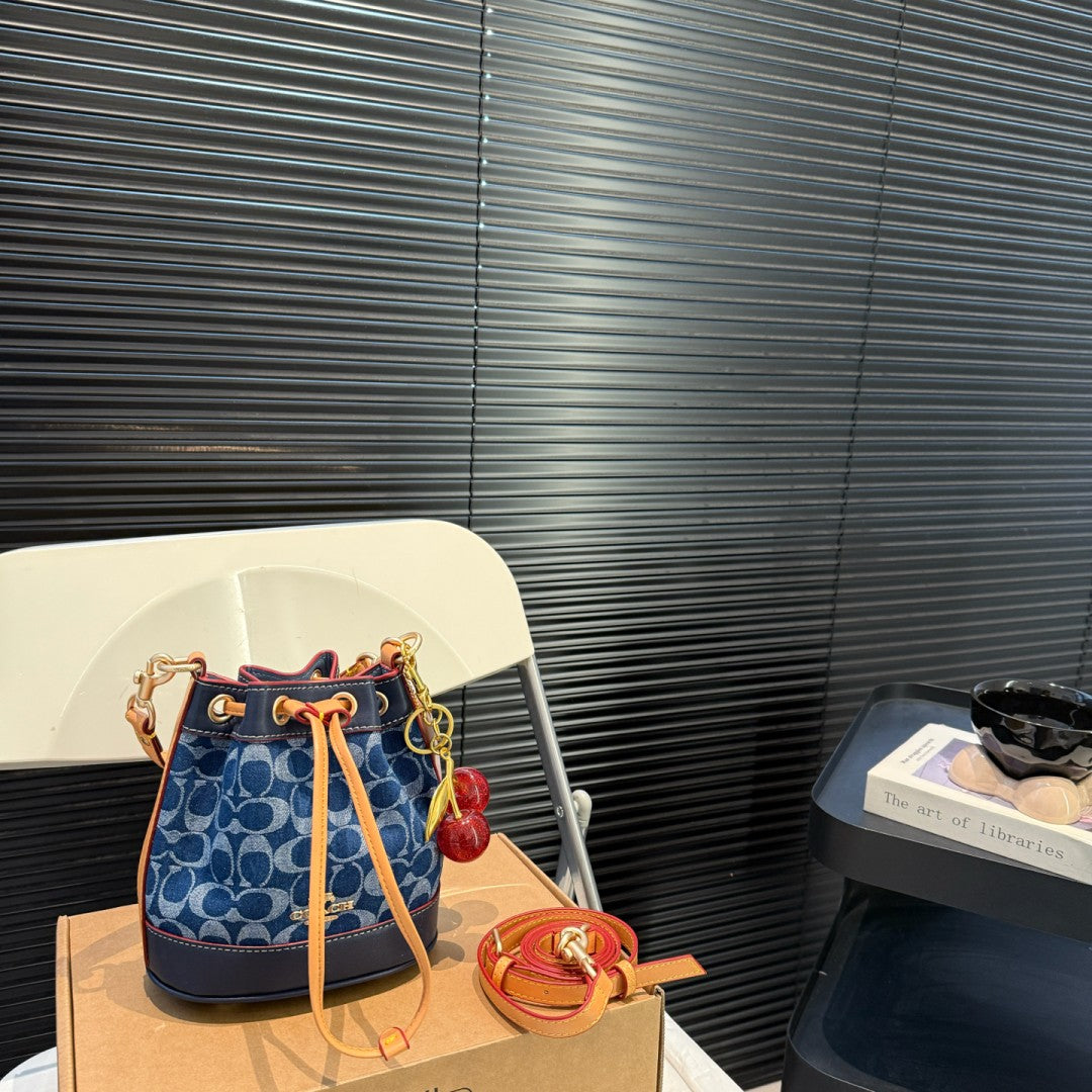 COACH チェリーチャーム付きデニムバケットバッグ