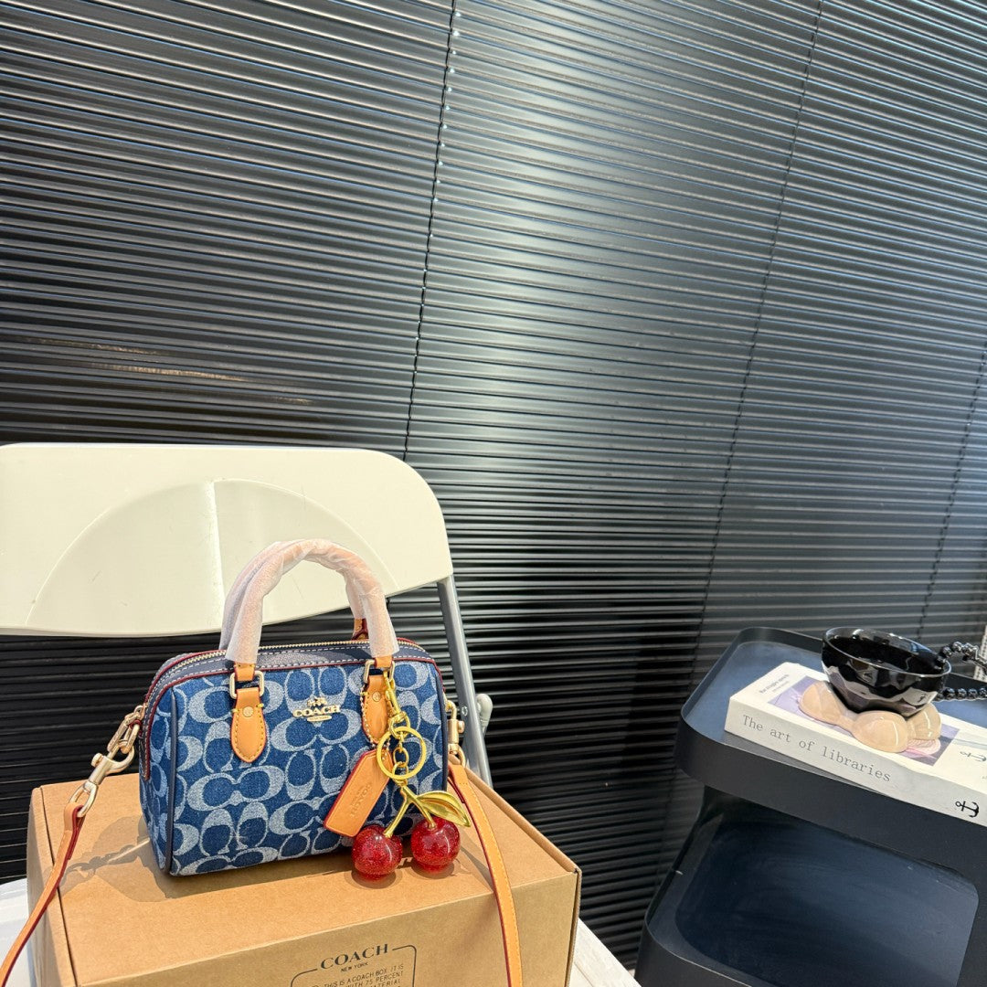 COACHミニトートバッグ デニム チェリーチャーム
