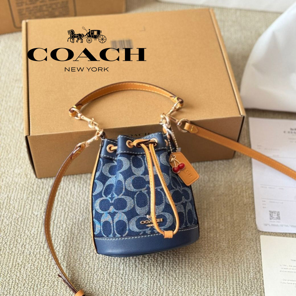 COACH チェリーチャーム付きデニムバケットバッグ